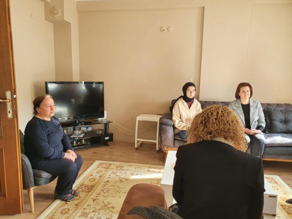 Vali Sonel’in eşi Handan Sonel, Dünya Kadınlar Günü’nde de depremzede ailelerin yanında oldu