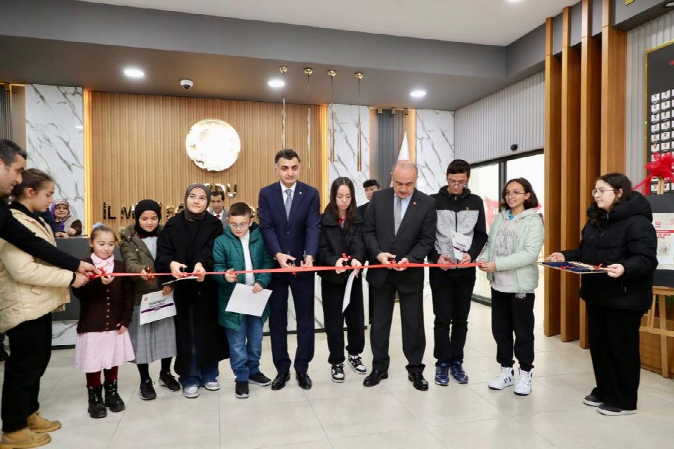VALİ EROL, “DİLİMİZİN ZENGİNLİKLERİ PROJESİ” KAPSAMINDA DÜZENLENEN SERGİNİN AÇILIŞ PROGRAMINA KATILDI