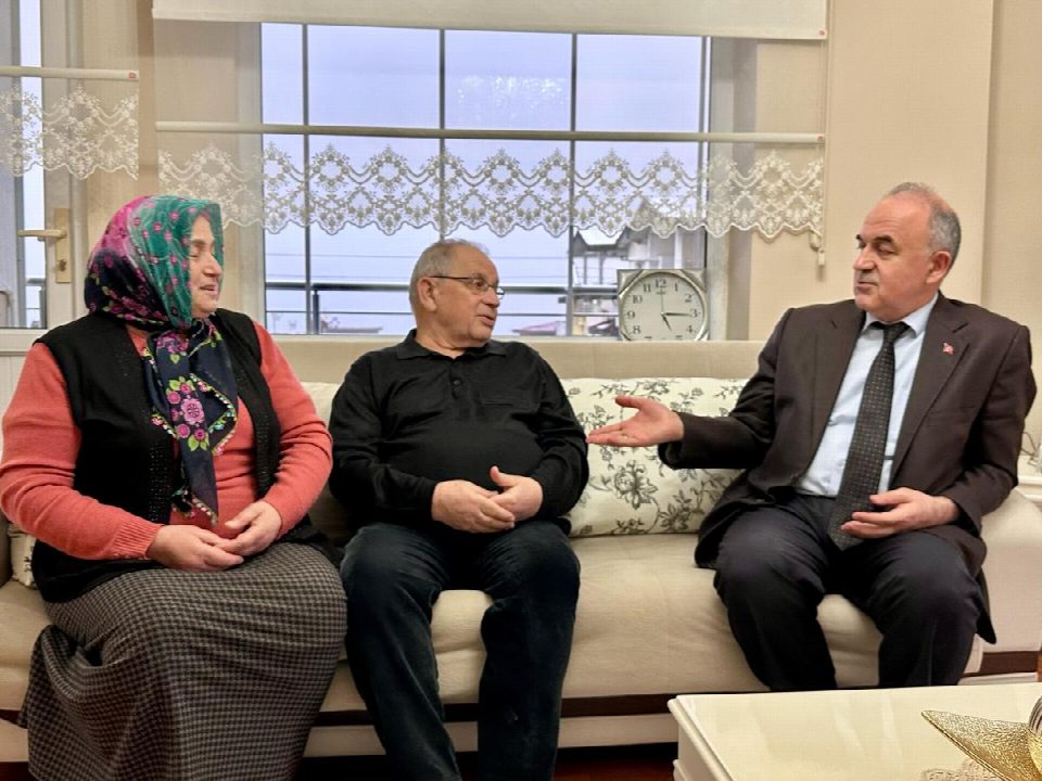 VALİ EROL, EVLİLİKTE 50. YILINI DOLDURAN CÖRÜT AİLESİNİ ZİYARET ETTİ