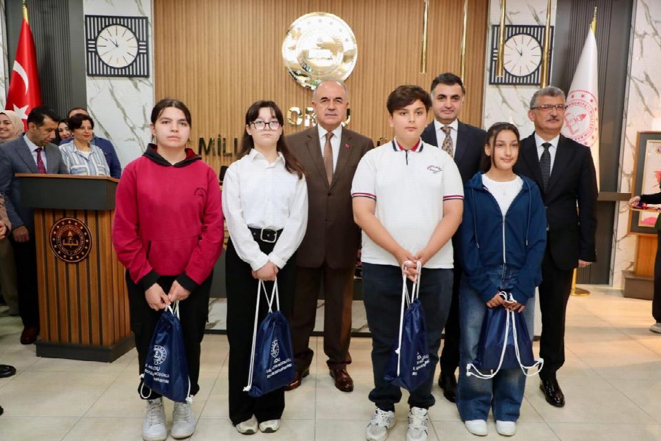 Vali Erol, anneler günü münasebetiyle düzenlenen serginin açılışına katıldı