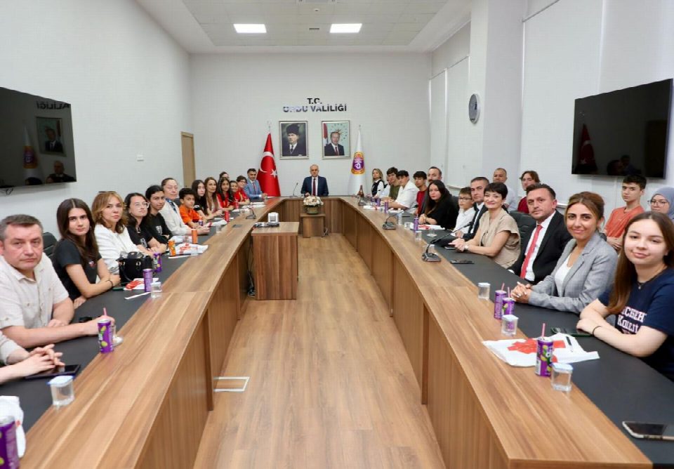 Vali Erol, TÜBİTAK yarışmalarında dereceye giren öğrencileri kutladı