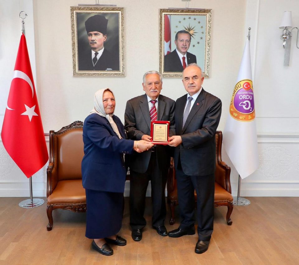 Vali Erol’dan, Gazi Halk kütüphanesine 600 kitap bağışında bulunan Tarkan Deniz’e plaketli teşekkür
