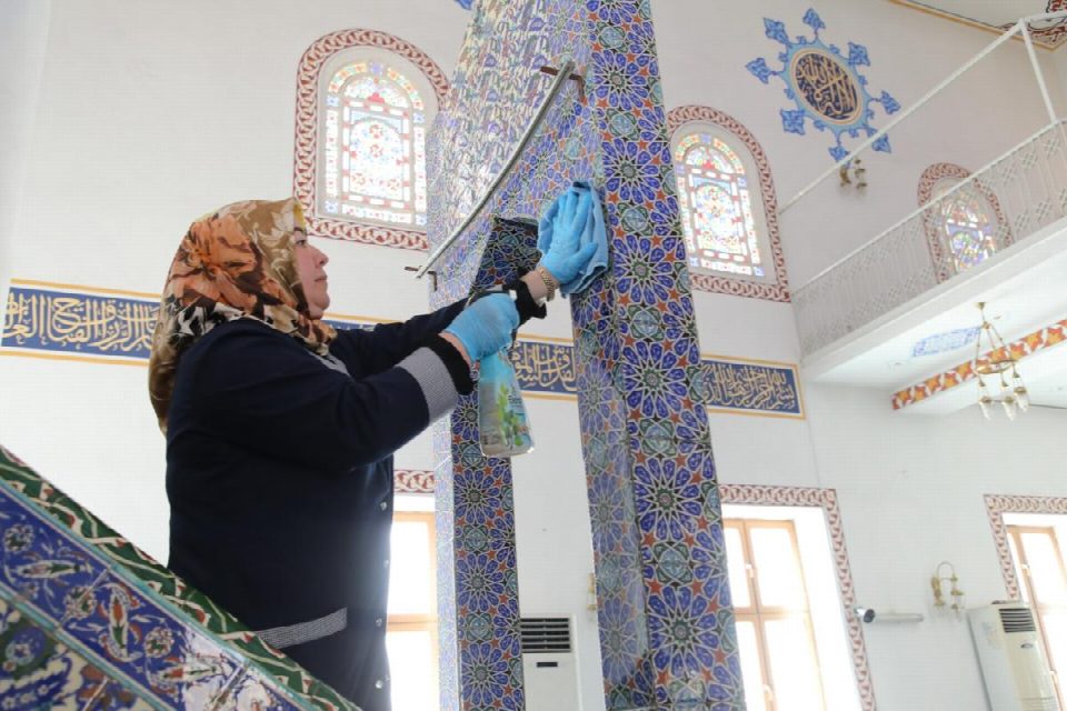 Belediye ekiplerinden camilerde temizlik çalışması