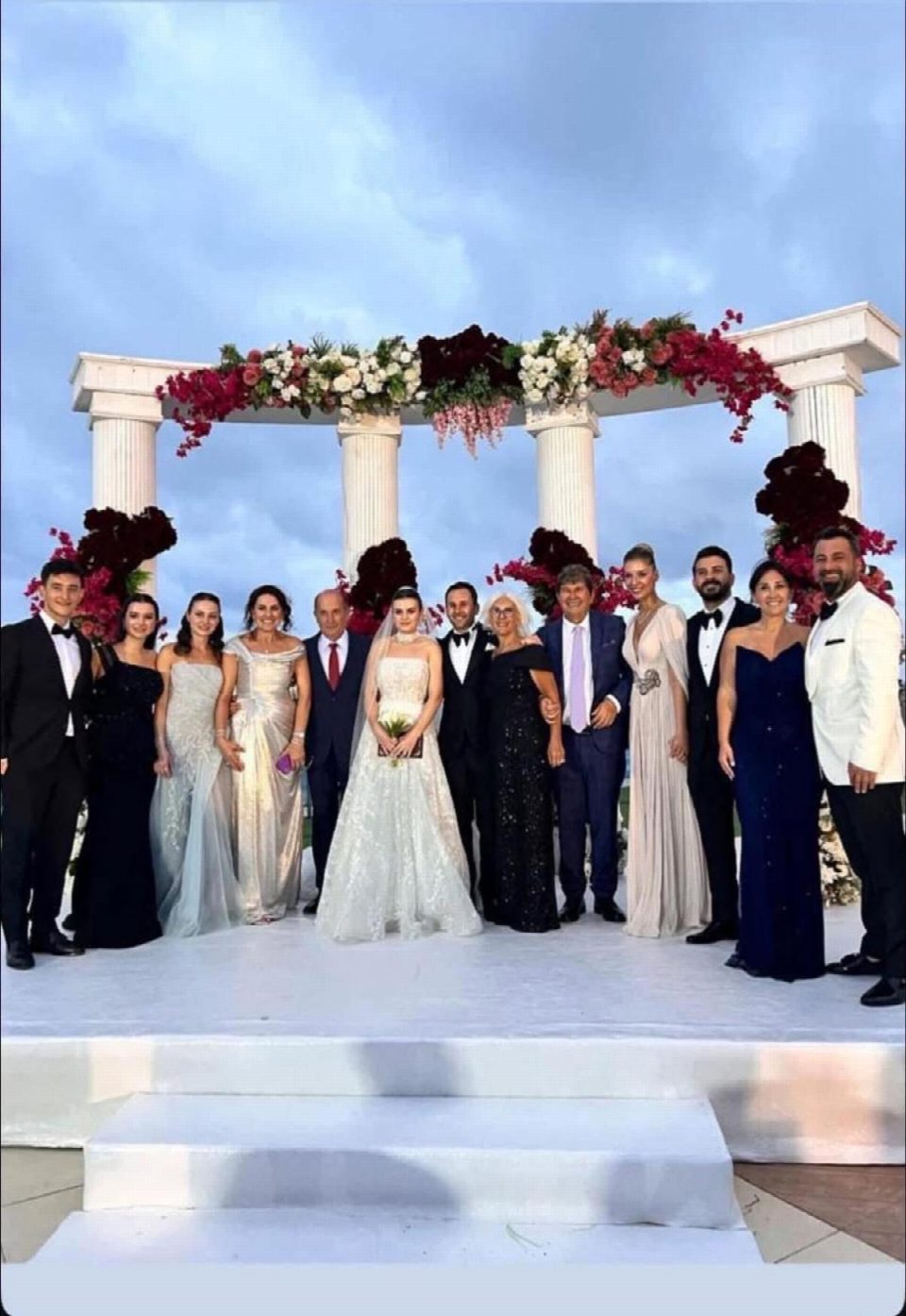 Hazal & İhsan görkemli bir düğünle hayatlarını birleştirdi!