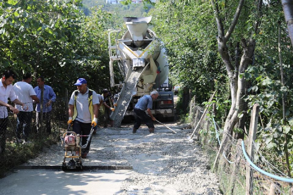 Kırsal mahallelerin yolu şimdi daha konforlu