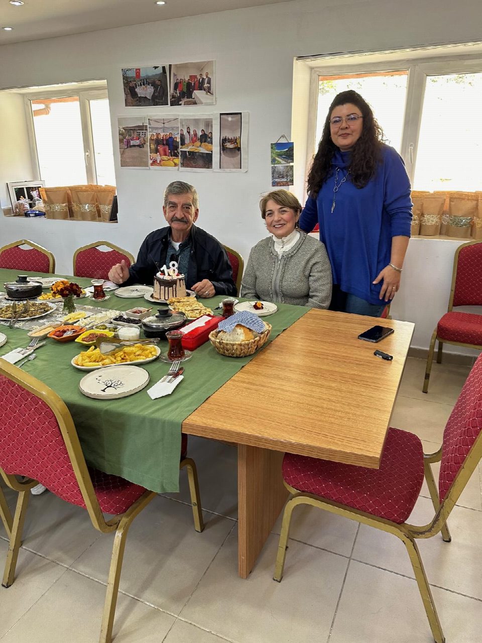 Demirci Mahallesi Ihlamur Çiçekleri Kadın Kooperatifinden yaş günü sürprizi