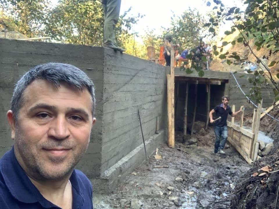 Kendi imkanıyla bahçesine yol ve köprü yaptı