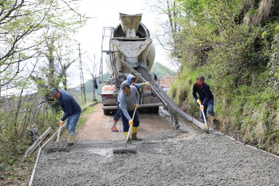 Laleli ve Bozdoğan semtinde konforlu beton yol çalışması