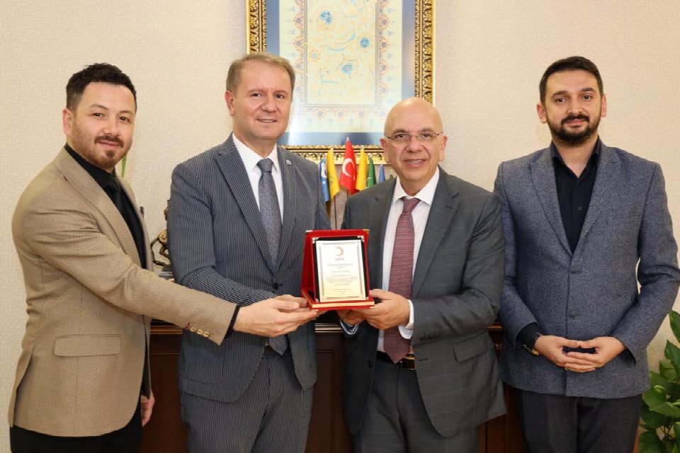 Türk Kızılayından Üniversitemize “Kurumsal Kan Bağışçısı” Altın Madalyası