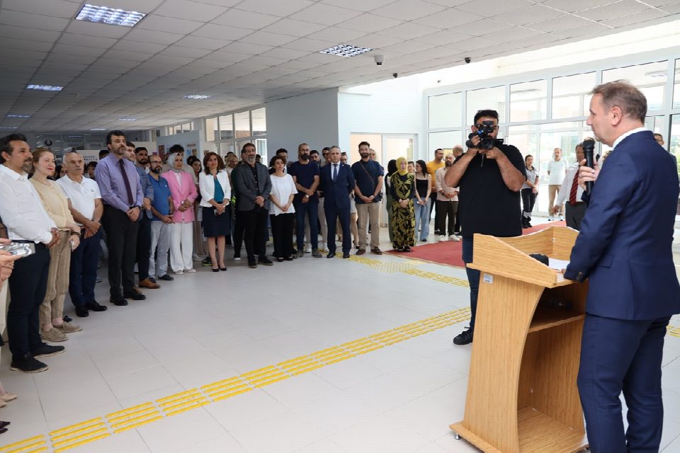 GÜZEL SANATLAR FAKÜLTESİ 2024 YILI MEZUNİYET SERGİSİ’NİN AÇILIŞI GERÇEKLEŞTİRİLDİ