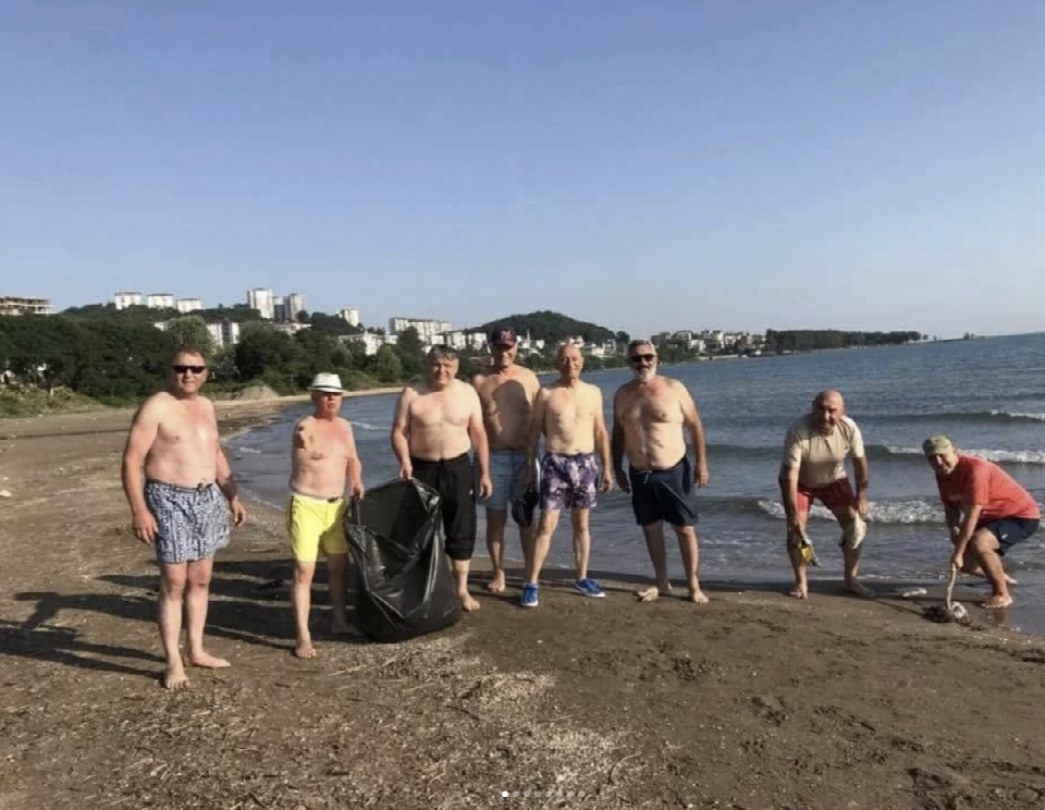 Hoyratça kirletilen Demas Uzunkum plajını 70 yaşındaki delikanlılar temizledi