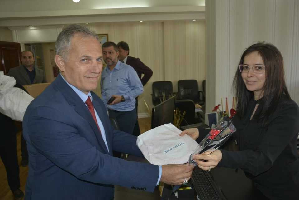 BEM-BİR-SEN’DEN KADINLARA ÇİÇEK VE HEDİYE