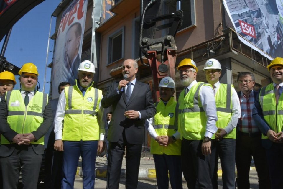 Cumhuriyet Meydanı projesi yıkım ile başladı.. Kurtulmuş: "Eski Türkiye 16 Nisan'da bitecek"