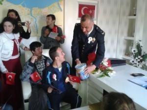 Sami Yücel Özel Eğitim İş Uygulama (Okulu) Merkezi Müdürlüğü öğrenci ve öğretmenleri İlçe Emniyet Müdürlüğünü ziyaret etti