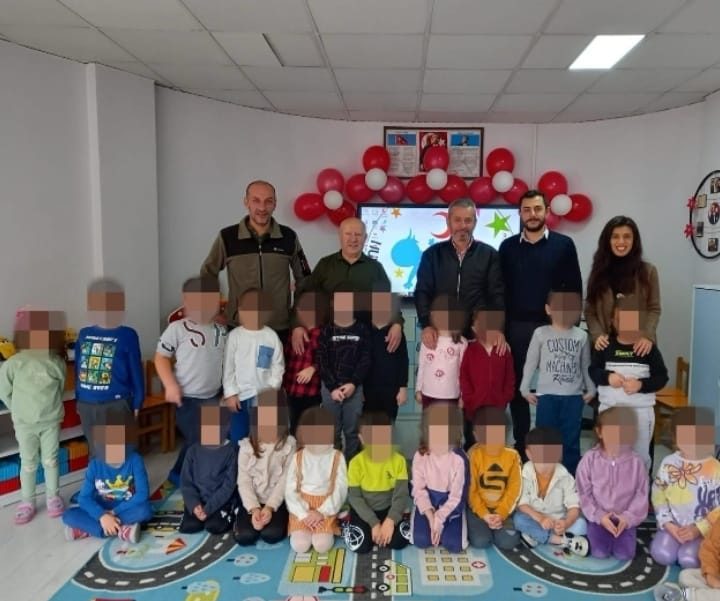 Öğrencilere kıyafet ve oyuncak yardımı yapıldı