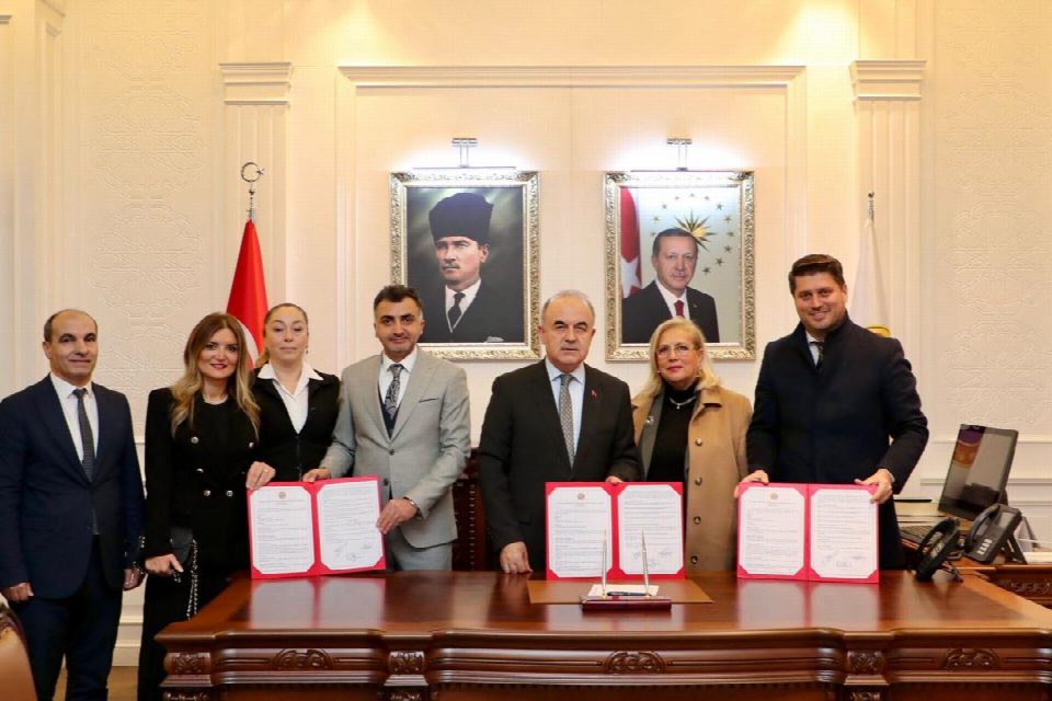 HAYIRSEVER ALTUNEL AİLESİNDEN EĞİTİME DESTEK