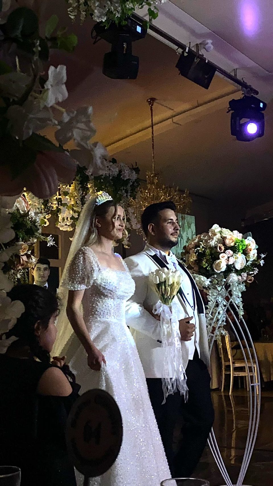 Karaca ve Beyrek ailerinin en mutlu günü... Kader Kardelen ile Emirhan, masal gibi bir düğünle hayatlarını birleştirdiler...