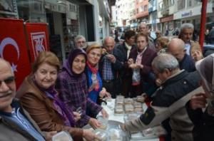 Yardım Sevenler Aşure Dağıttı