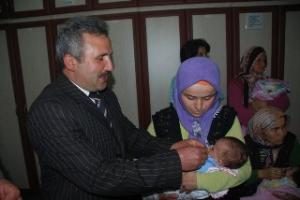 KUTLU DOĞUM HAFTASININ ŞANSLI BEBEKLERİNE ÇEYREK ALTIN VERİLDİ