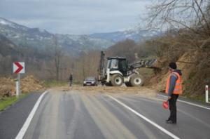 TOPRAK KAYMALARI YOLLARI KAPATTI