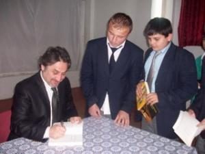 ŞAİR GÖKHAN AKÇİÇEK'E BÜYÜK İLGİ
