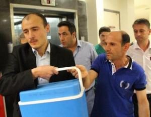Baba, oğlunun bağışlanan organlarını öperek uğurladı