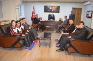 AVRUPA DERECESİ YAPAN BAŞARILI SPORCULARA KAYMAKAM ÖDÜL VERDİ