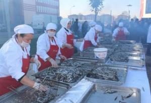 2 TON HAMSİ 1 SAATTE TÜKETİLDİ