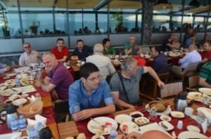 ÖĞRETMENLER YEMEKTE YILSONU STRESİNİ ATTI
