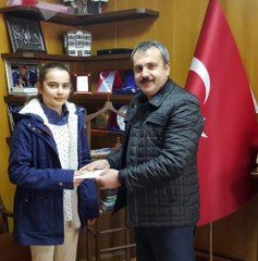 YOLDA BULDUĞU 4 BİN LİRAYI BAŞKAN MURAT HATİPOĞLUNA TESLİM ETTİ
