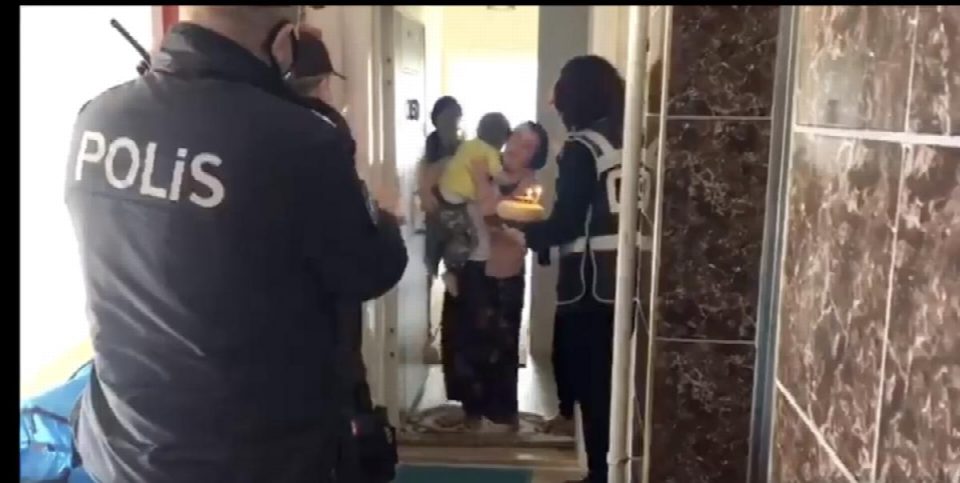 Minik Ahmet'in doğum günü pastası polis amcalarından