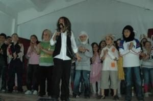 MİNİK ÖĞRENCİLER ANNELER GÜNÜ NEDENİYLE PROGRAM DÜZENLEDİ