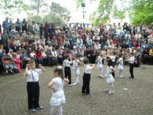 MİNİK ÖĞRENCİLERDEN GÖSTERİ