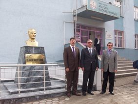 ATATÜRK İLKÖĞRETİM OKULU ATATÜRK BÜSTÜNE KAVUŞTU