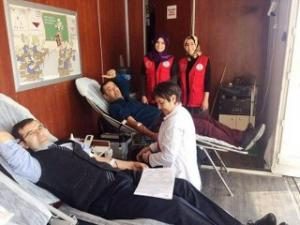Gençlerin kan bağışı sürüyor