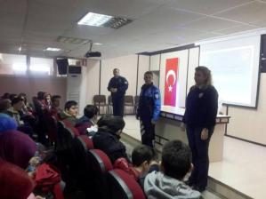 FATSA’DA POLİSTEN ÖĞRENCİLERE SEMİNER
