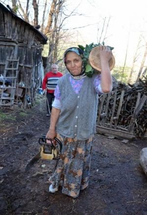 55 YAŞINDAKİ TENZİLE YILMAZER, MOTORLU TESTERE İLE AĞAÇ KESİYOR