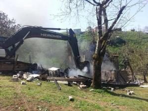ÇIKAN YANGINDA 2 KATLI EV KÜL OLDU