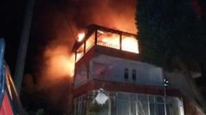 3 KATLI EVİN ÇATISI ALEVLERE TESLİM OLDU