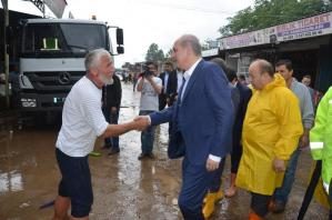Başbakan yardımcıları selzedeleri ziyaret ettiler