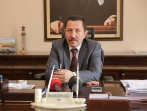 Vali Balkanlıoğlu "ESKİDEN DARBE OLDUĞUNDA ŞAPKASINI ALIP GİDEN YÖNETİCİLER VARDI. BUGÜN İSE KEFENİYLE YOLA ÇIKAN ÖLÜMÜ GÖZE ALAN BİR CUMHURBAŞKANI VAR"