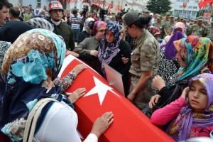 Anneden şehit oğluna son bakış
