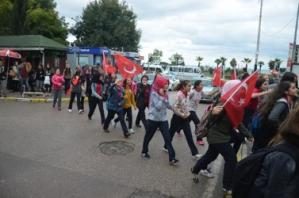Liseli öğrencilerden şehit yürüyüşü