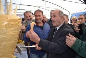 Bal döneri Döner tezgahındaki balı dondurma külahlarında yediler