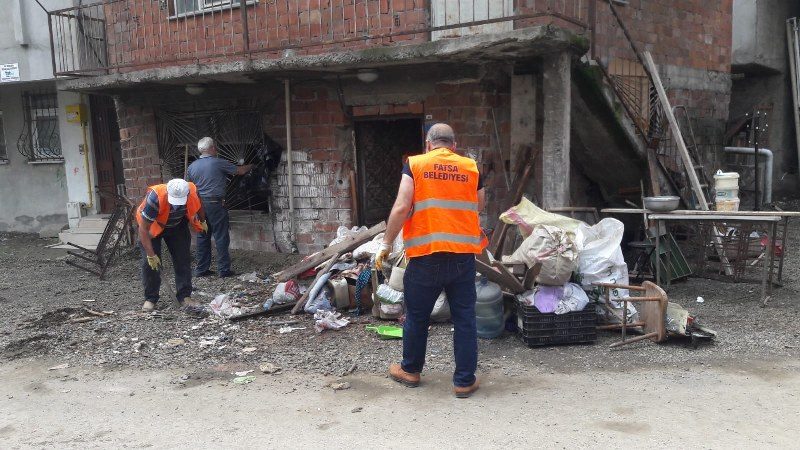 Çevre sağlığını tehdit eden çöp ev temizlendi