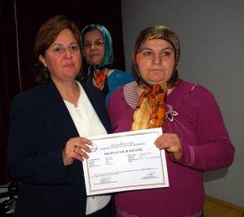OKUMA YAZMA KURSUNDAKİ KURSİYERLER BELGELERİNİ ALDI