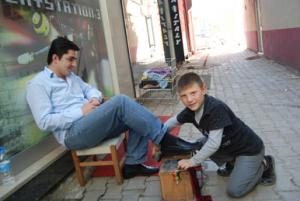 HEM OKUYOR, HEM ÇALIŞIYOR...