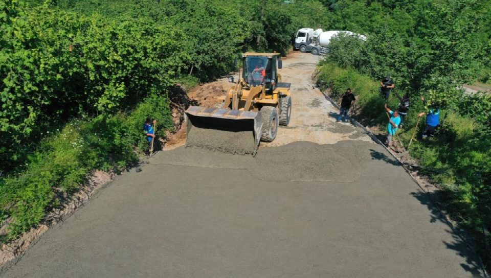 Büyükşehirden anında müdahale.. Heyelan sebebiyle kapanan yola alternatif olarak açılan güzergah beton konforuna kavuştu