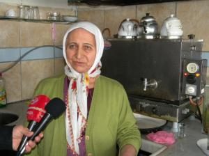 Çay ocağı işleten 63 yaşındaki Hatice Ateş “Yetimlerimizin okul masraflarını çıkarmak için çalışmak zorundayım”