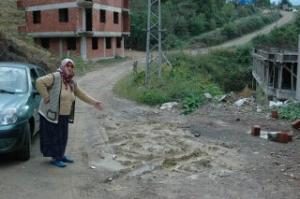 FATİH MAHALLESİ YAMAÇ SOKAK'DA Kİ VATANDAŞLAR YOLLARININ YAPILMASINI İSTİYOR